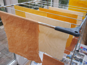 Natural dyeing fabric at home