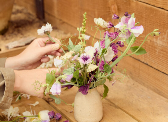 Bud vase flower arranging with Petalon